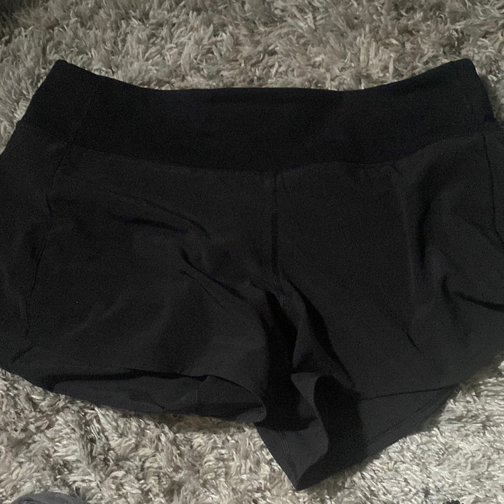 lulu speed up mid rise shorts in size 8, 4”, and in the color black!